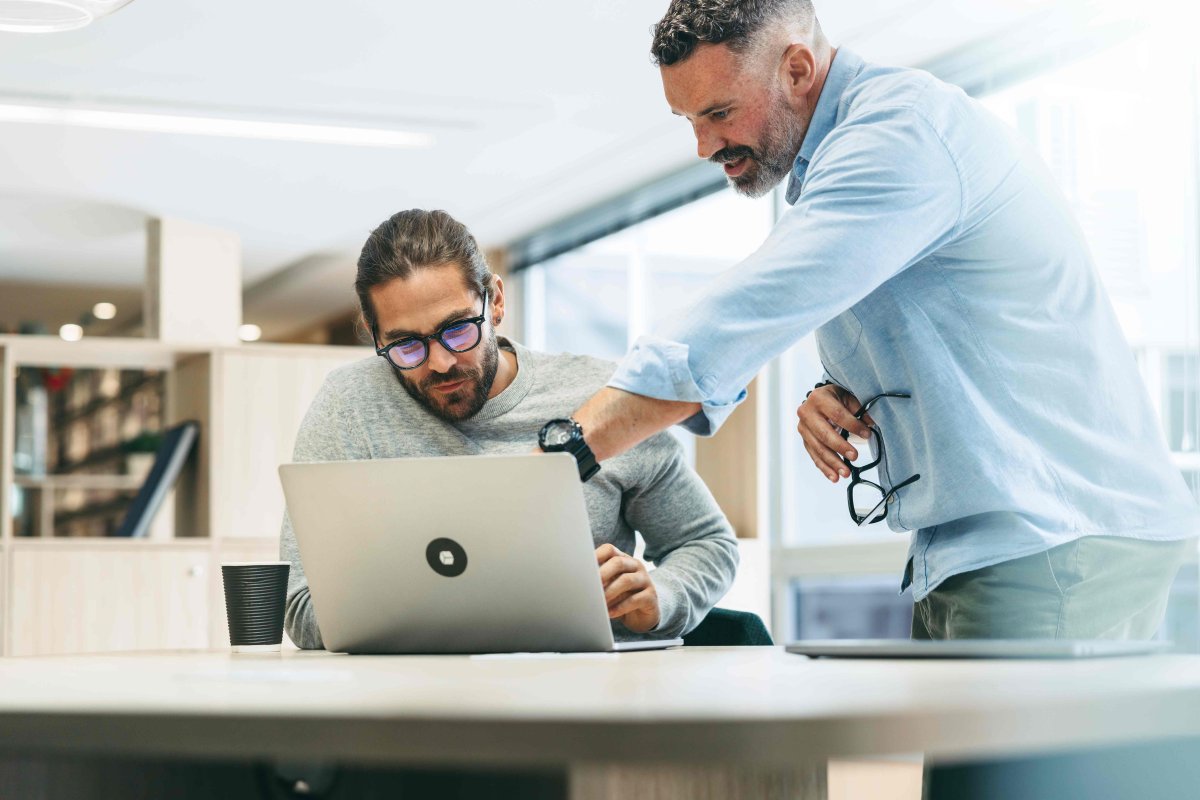 Décideurs RH et salariés en réunion – solutions pour optimiser le pouvoir d’achat