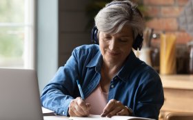 femme-senior-formation-ordinateur