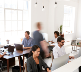 Jeunes collègues en entreprise travaillant dans un open space
