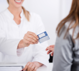 jeune médecin souriante donnant une carte de tiers payant ou carte mutuelle à un patient