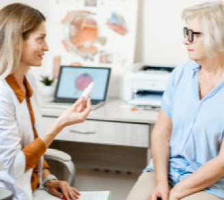 femme d’âge mur en train de parler avec une ophtalmologue pendant une consultation médicale 