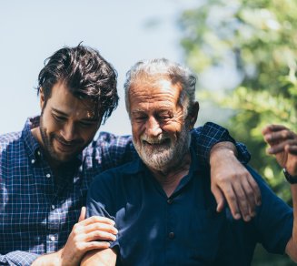 Un senior heureux qui prépare sa retraite avec son fils