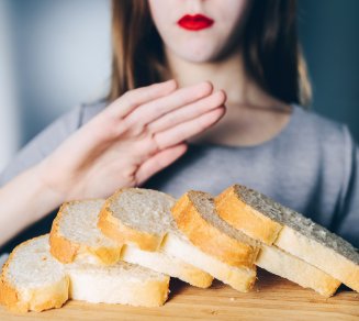 Jeune femme pain blanc intolérance gluten