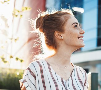 Jeune femme rousse soleil
