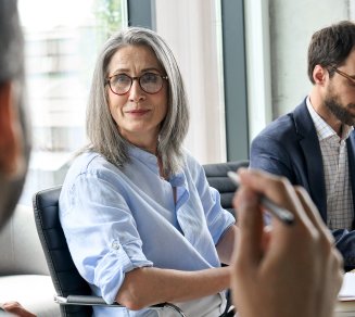 femme senior travail retraite jeune homme