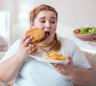 cholesterol alimentation femme burger salade