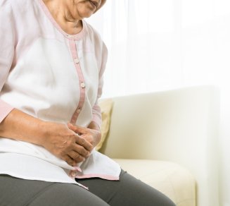 femme senior douleur ventre