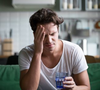 jeune homme douleur tete