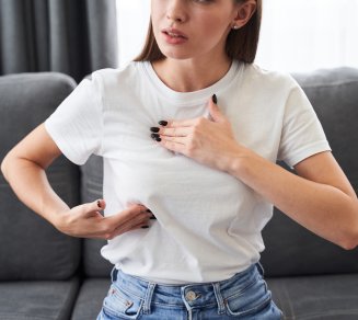 femme palpation poitrine cancer sein