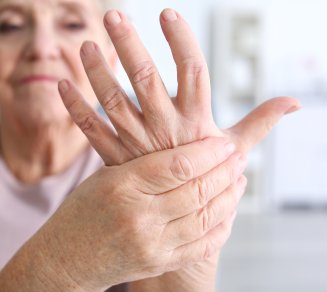 femme senior arthrose main