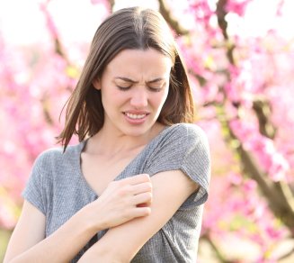 femme demangeaison bras