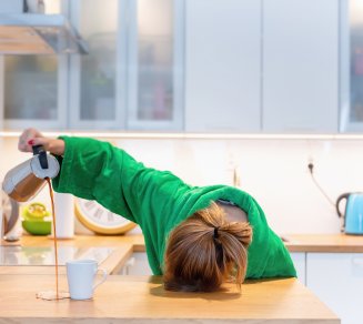 femme fatigue reveil cafe