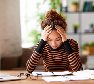 jeune femme attention concentration travail