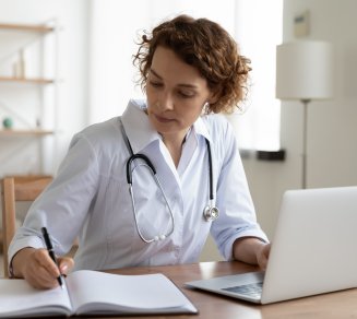 femme medecin dossier medical