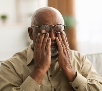 homme senior vision lunettes flou