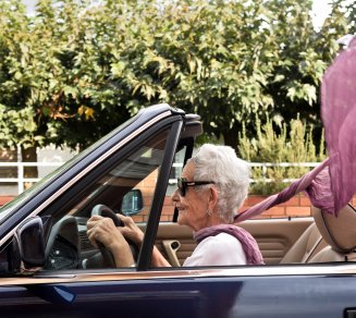 femme senior voiture permis conduire