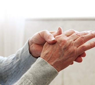 mains femme senior rhumatismes