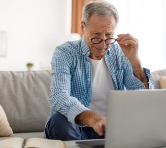 homme senior prevention degenerescence maculaire