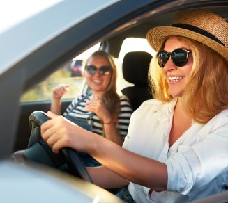 jeunes femmes voiture lunettes soleil