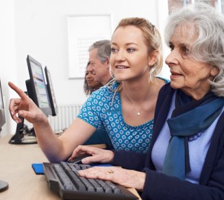 Personne qui se fait aider par une autre personne en informatique