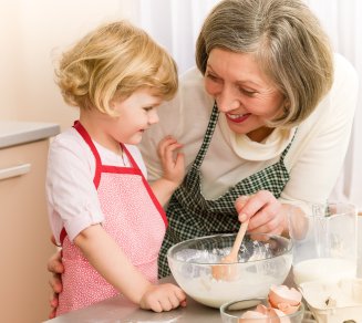 femme senior avec sa petite fille prepare un plat equilibre