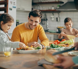couple avec enfants qui dejeunent a table