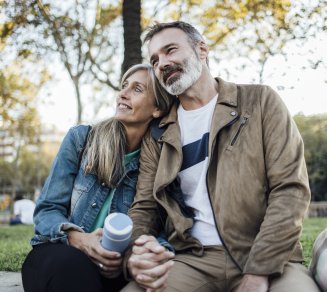 Couple senior heureux qui pense à son assurance santé 