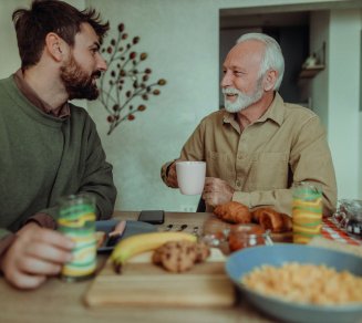 Un senior et son fils jeûnent ensemble 