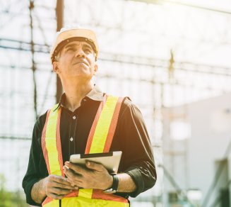 Travailleur indépendant qui pense à son assurance accidents