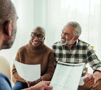 couple senior à la retraite qui choisit sa complémentaire santé 