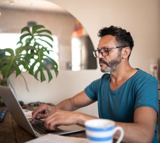 Homme qui réfléchit aux avantages de sa mutuelle senior