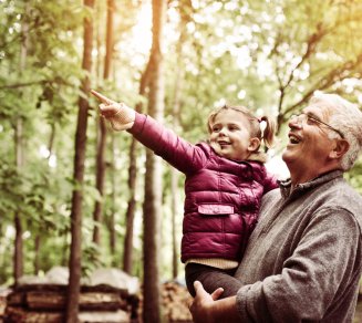 Senior qui fait une activité avec sa petite-fille