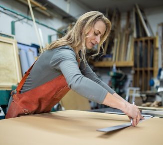 Travailleuse indépendante qui pense au coût de sa mutuelle