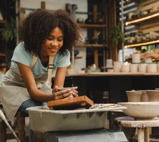 Auto-entrepreneuse qui pense à ses assurances obligatoires