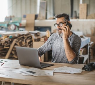 Travailleur indépendant qui compare des contrats de mutuelle santé