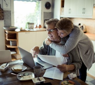 couple qui pense aux garanties à privilégier pour leur mutuelle retraite
