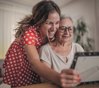 Femme senior qui cherche une mutuelle santé pour petite retraite