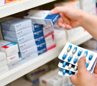 pharmacienne qui range des médicaments 