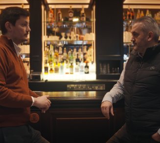 deux gérants de restaurants Au Bureau échangent sur la satisfaction de leur complémentaire santé