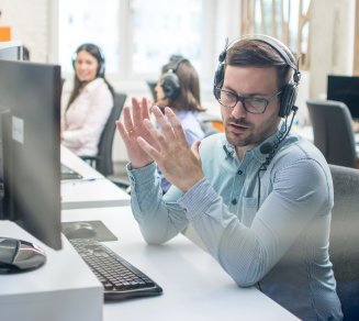 Homme qui donne des conseils pour mettre en place une prévoyance collective