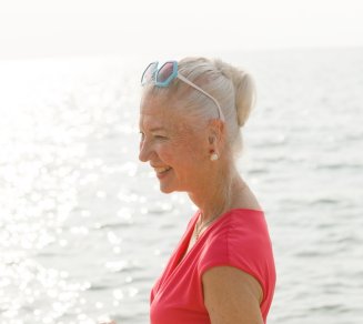 femme souriante qui profite des bienfaits de la vitamine D