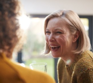 Femme souriante qui vient de se faire blanchir les dents