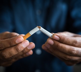homme qui arrête de fumer la cigarette