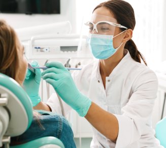 dentiste en train de soigne un patient