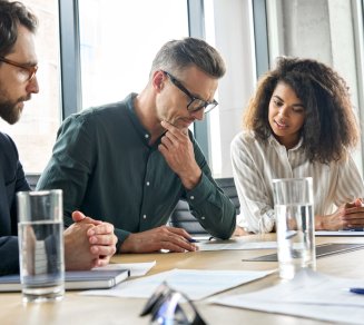 drh qui réfléchit au fonctionnement des congés payés en cas d’arrêt maladie