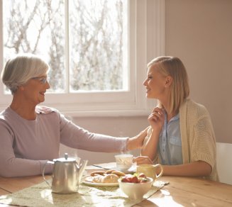 aidante familiale avec une personne âgée