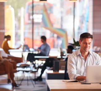 salarié qui réfléchit aux avantages et inconvénients de la semaine de 4 jours