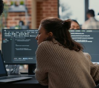 Salariée qui utilise l'intelligence artificielle en entreprise