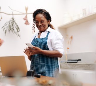 femme senior en train de chercher son assurance santé individuelle 