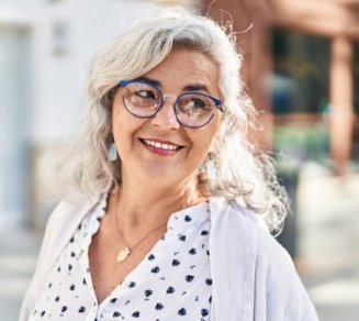 femme senior heureuse qui compare les mutuelles santé